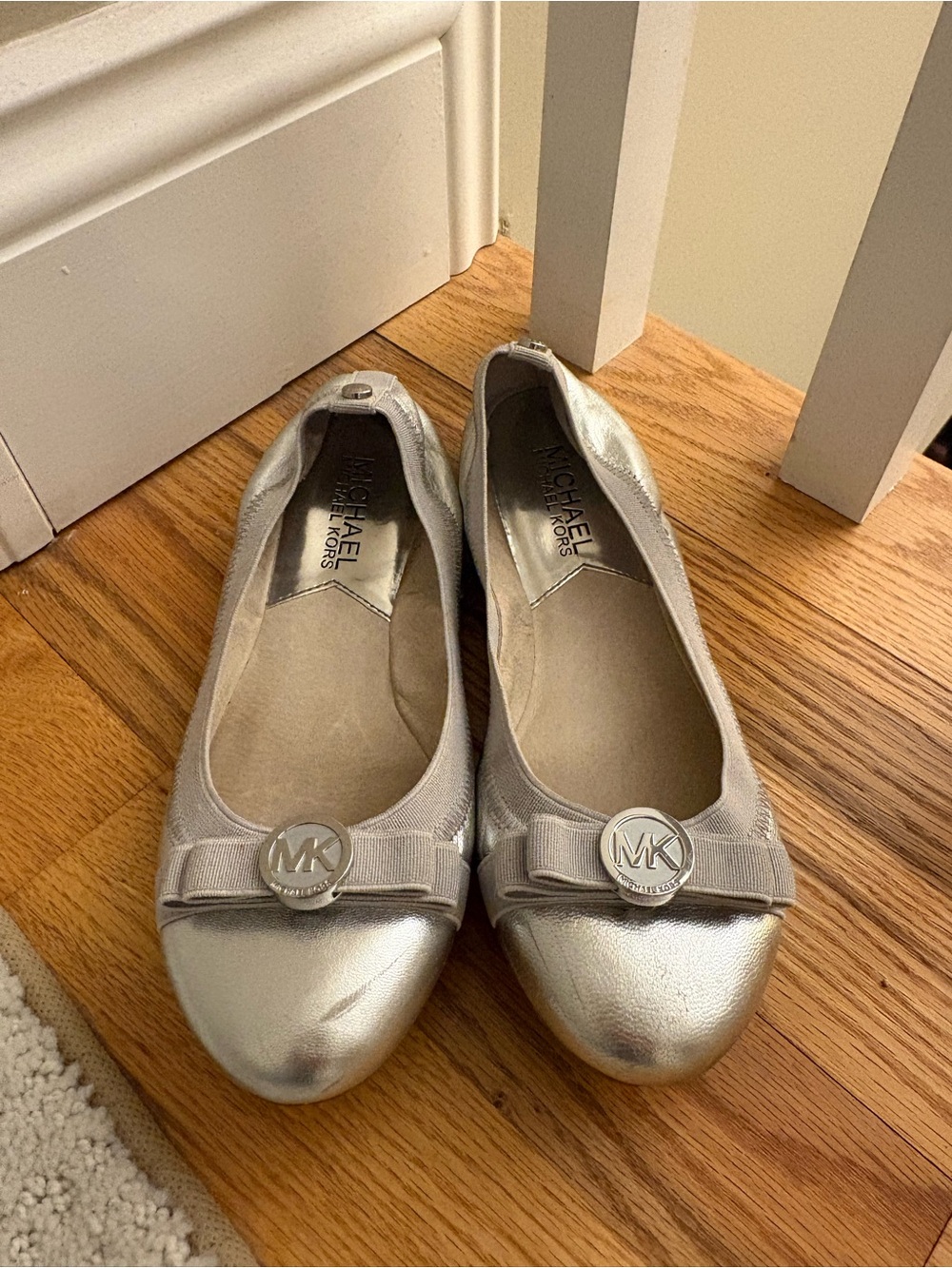 Girl’s Michael Kors Metallic Silver Logo Bow Ballet Flats - VGUC